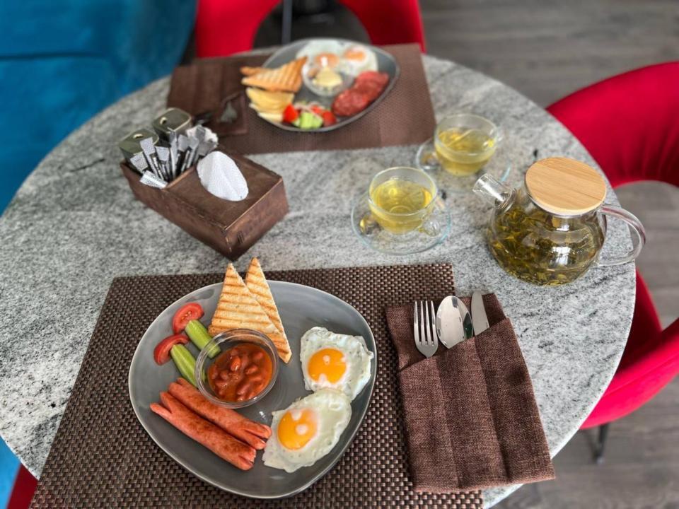 Terrasse Hotel & Bar Бишкек Екстериор снимка